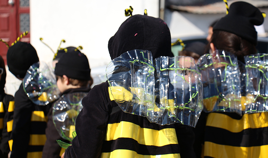 Desfile com materiais recicláveis celebra o Carnaval