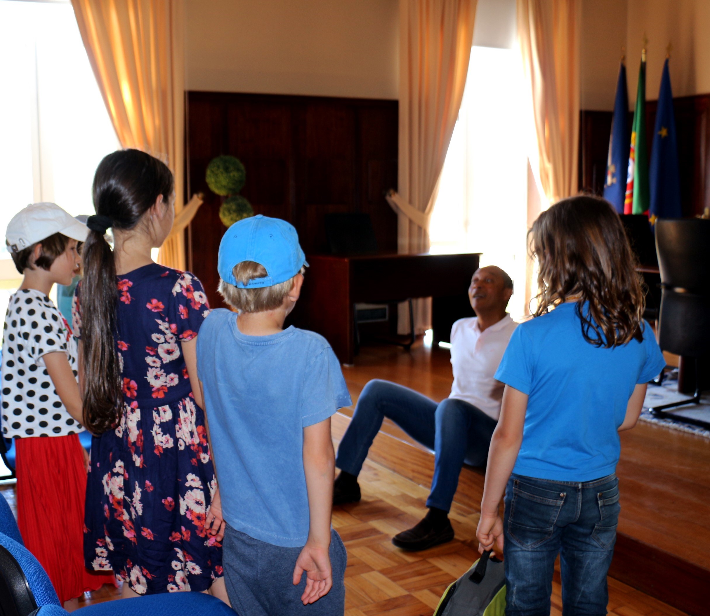 Crianças das Cerejeiras entregam carta ao vereador da educação