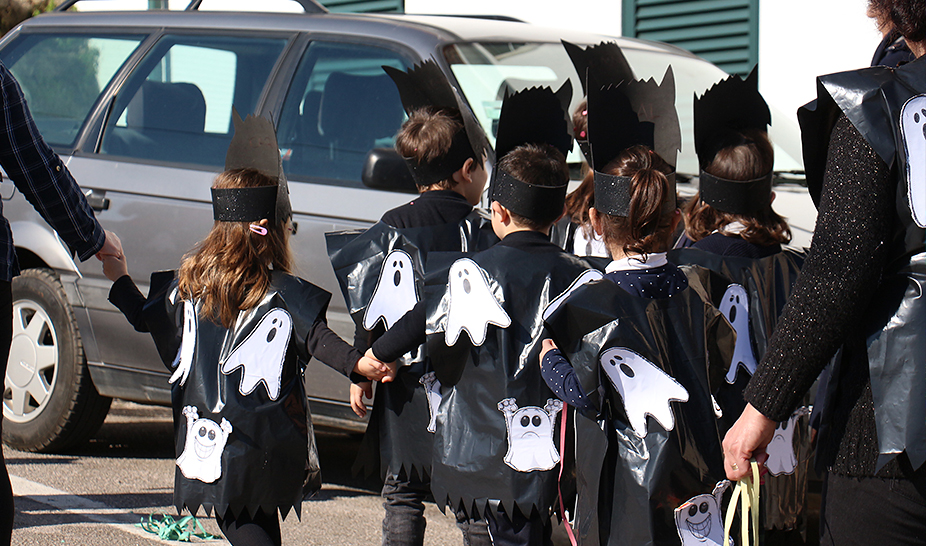 Desfile com materiais recicláveis celebra o Carnaval