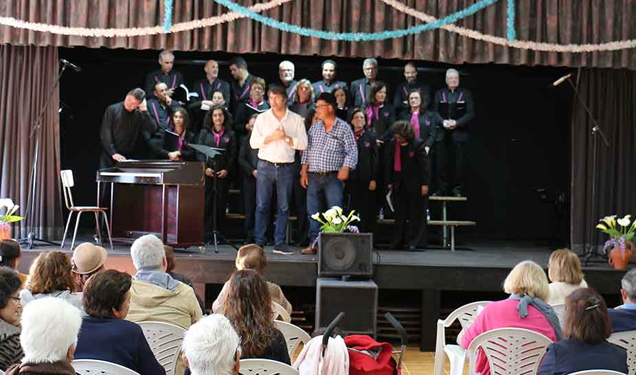 Grupo coral e grupo de teatro sénior enchem centro cultural de St. Amaro