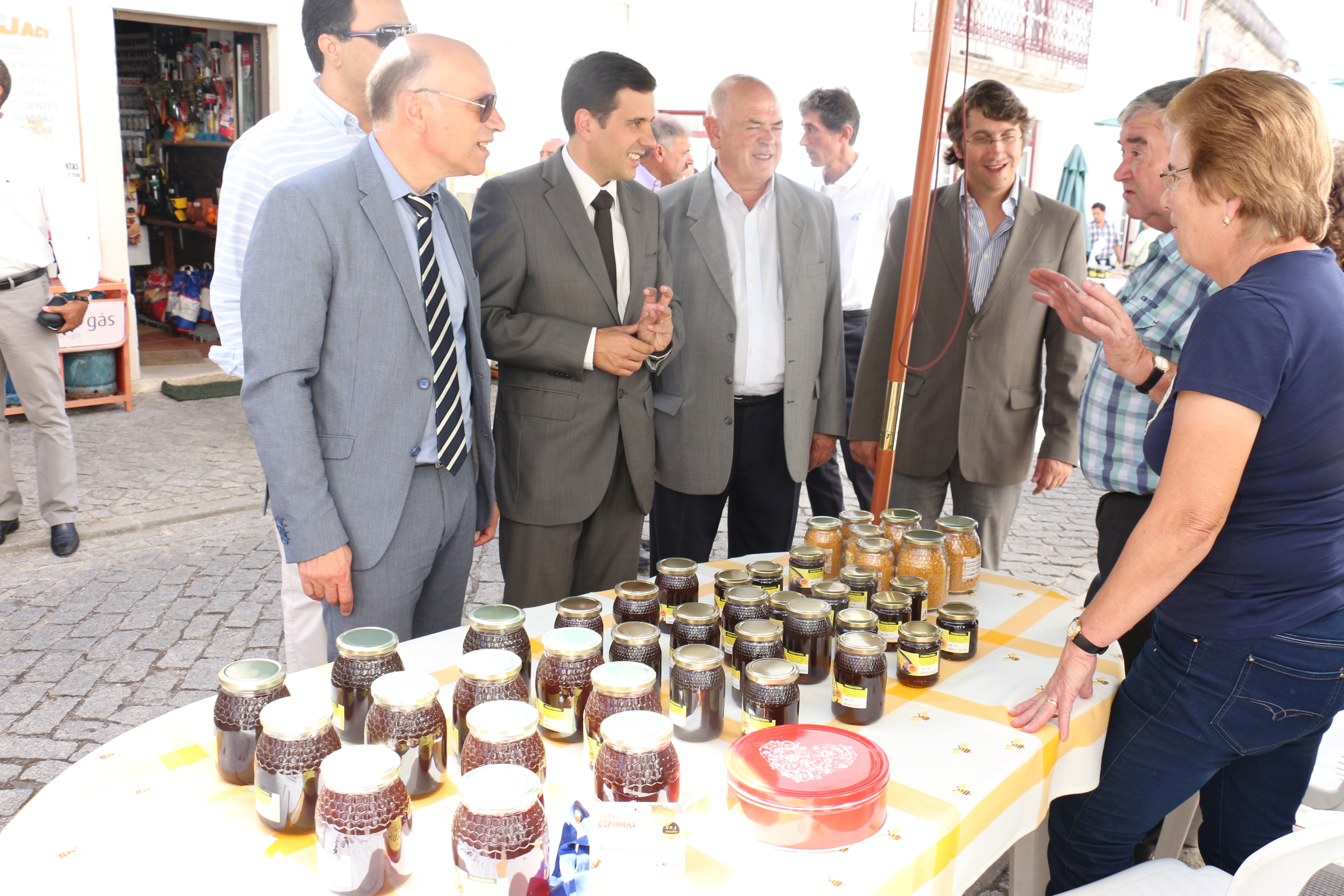 Feira do Mel e Bienal de Humor adoçaram a Vila do Espinhal