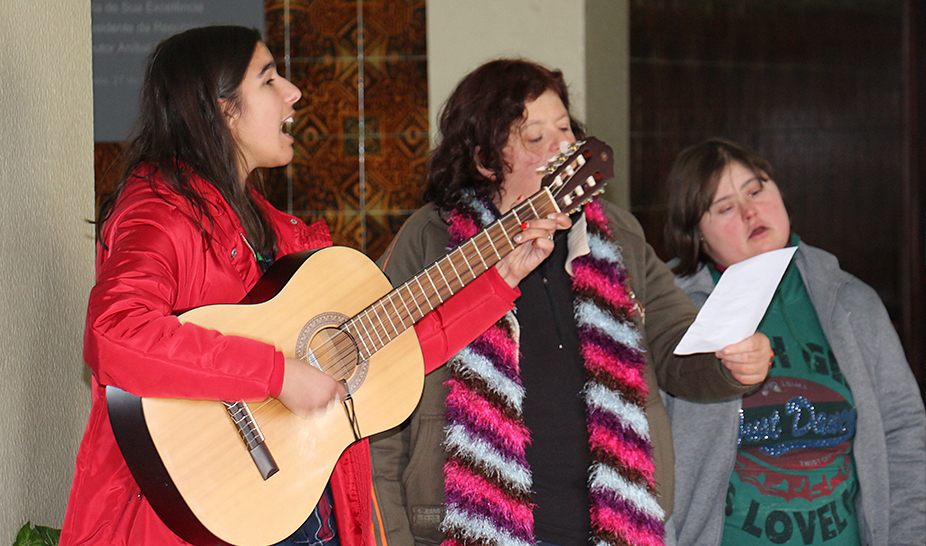Cercipenela cumpre a tradição de cantar as Janeiras