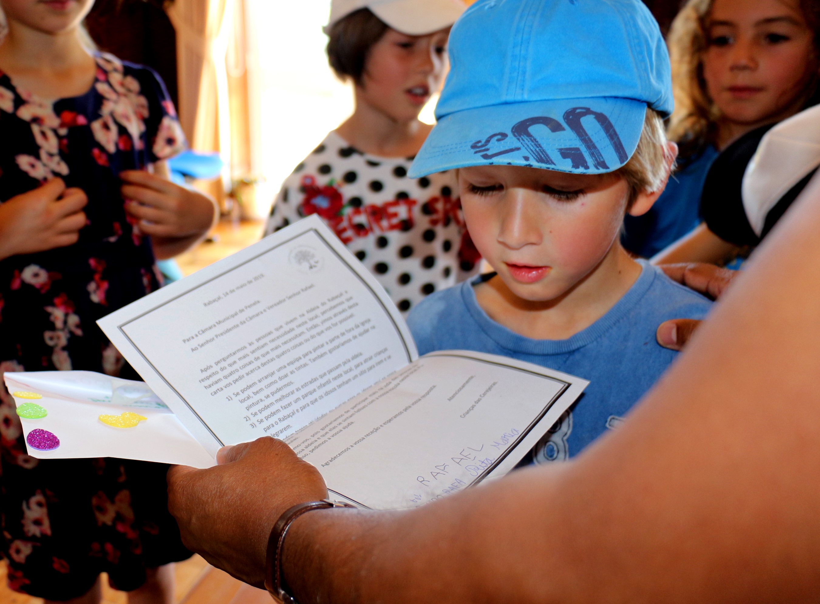 Crianças das Cerejeiras entregam carta ao vereador da educação