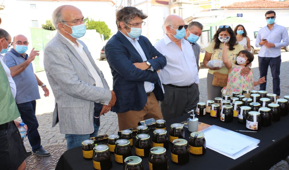A Feira do Mel e a Bienal de Humor cumprem a tradição
