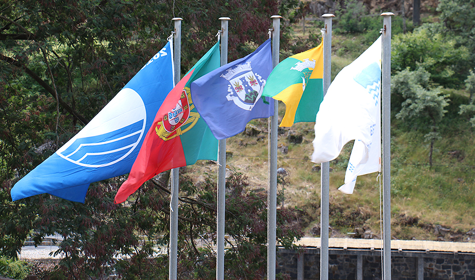 Azul e Acessível hasteada na Louçainha