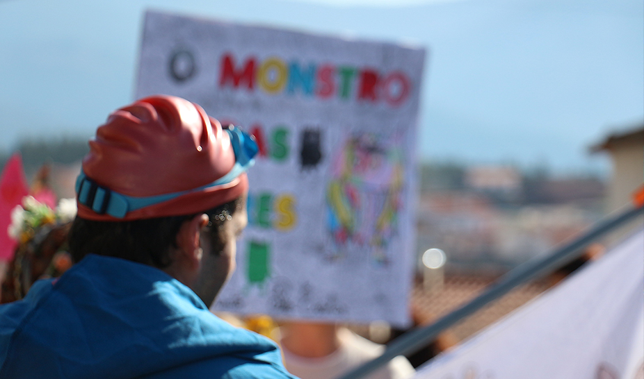 Desfile com materiais recicláveis celebra o Carnaval