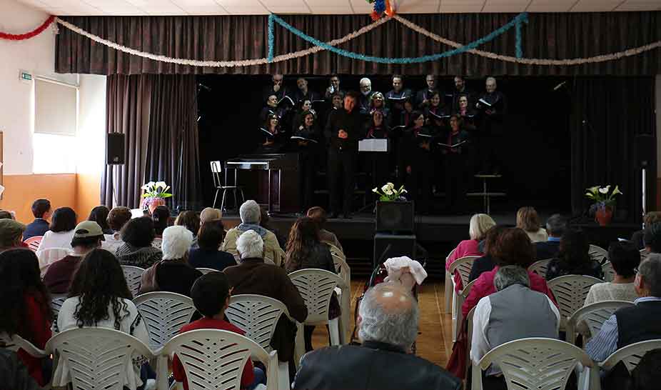 Grupo coral e grupo de teatro sénior enchem centro cultural de St. Amaro