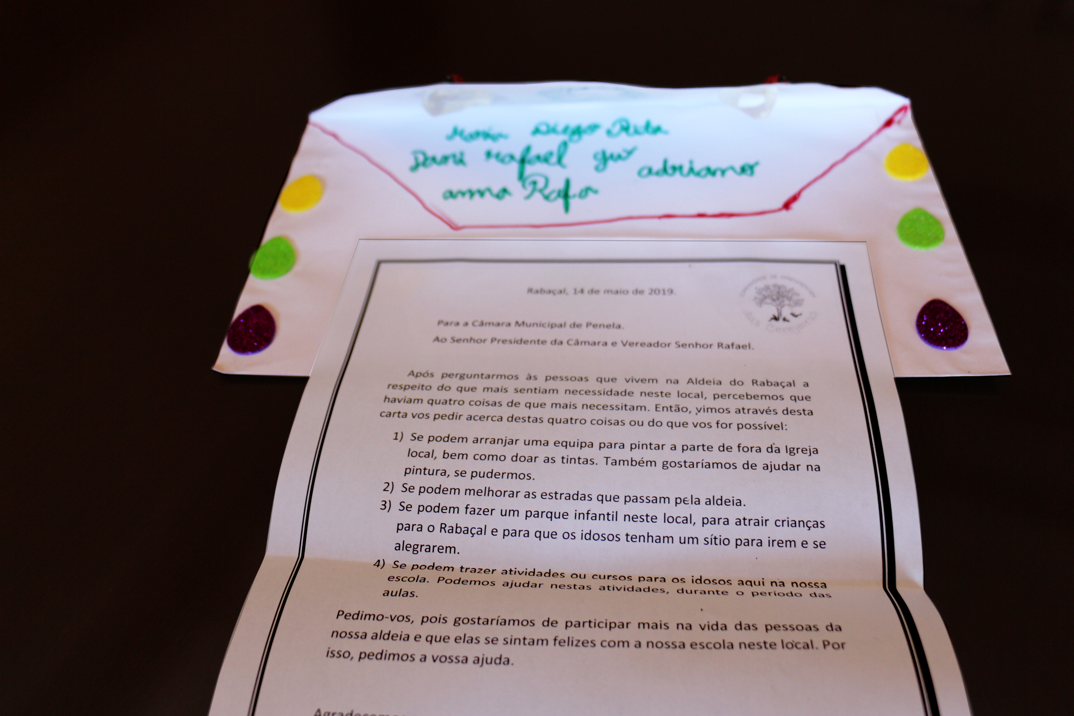 Crianças das Cerejeiras entregam carta ao vereador da educação