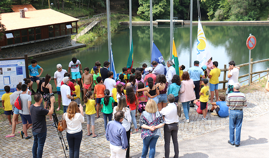 Azul e Acessível hasteada na Louçainha