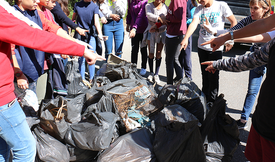 Jovens Penelenses limpam afluente do rio Dueça
