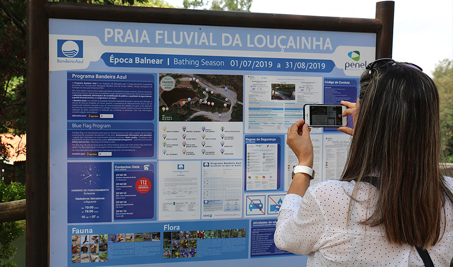 Azul e Acessível hasteada na Louçainha