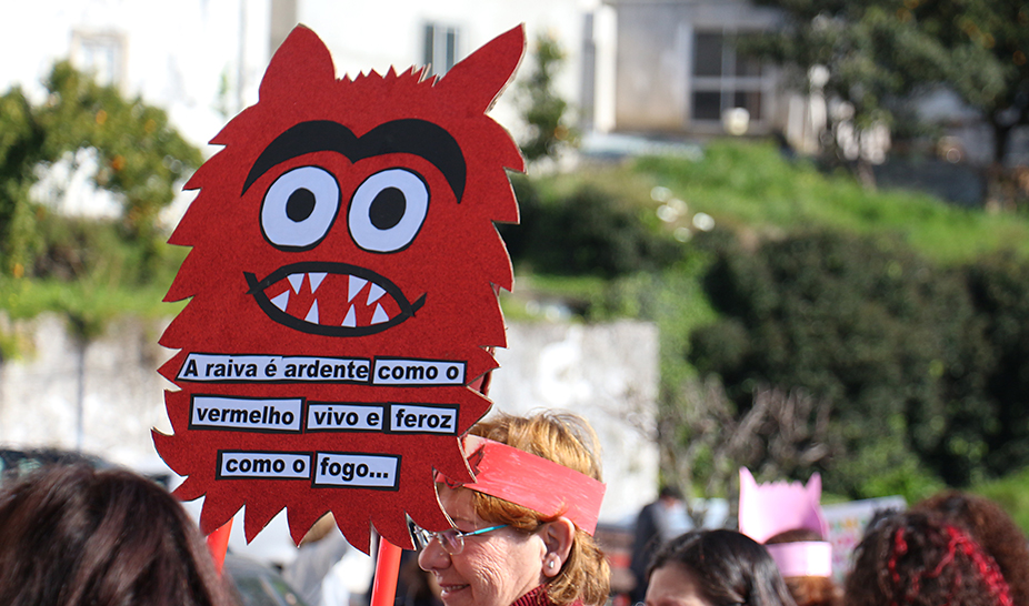 Desfile com materiais recicláveis celebra o Carnaval