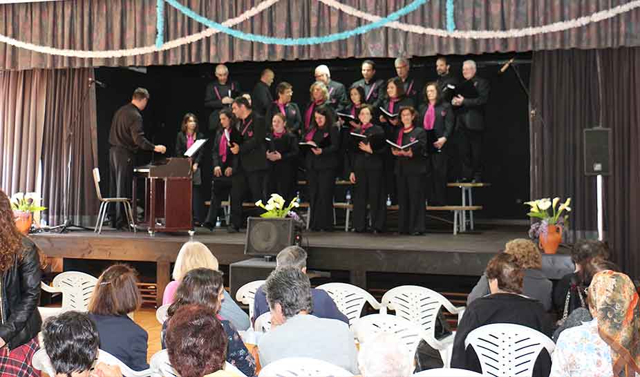 Grupo coral e grupo de teatro sénior enchem centro cultural de St. Amaro