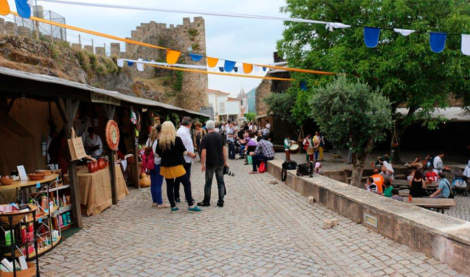 Saltimbancos e mercadores invadiram o castelo de Penela