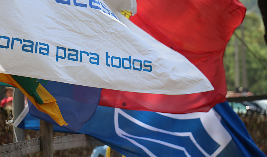 Azul e Acessível hasteada na Louçainha