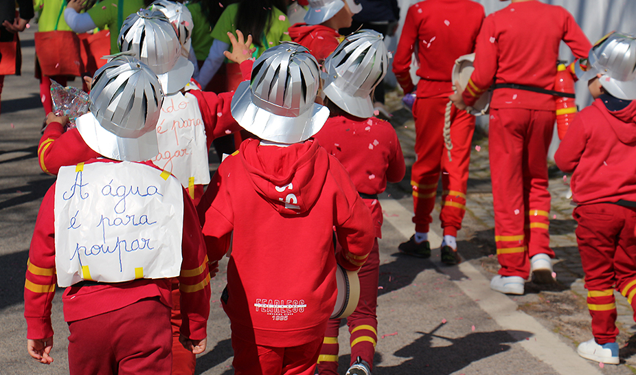 Desfile com materiais recicláveis celebra o Carnaval