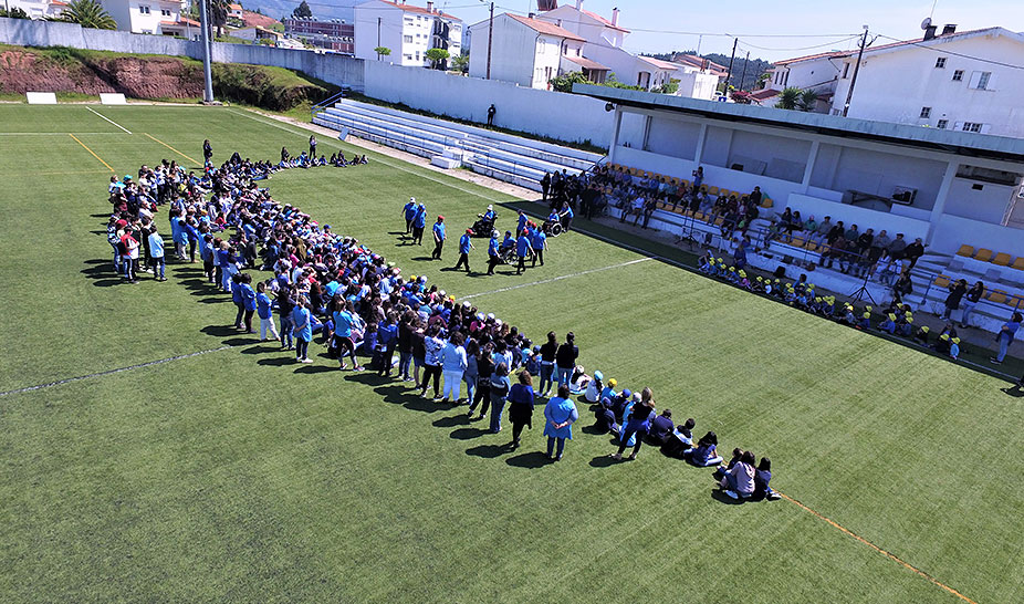 Crianças de Penela formaram Laço Azul Humano