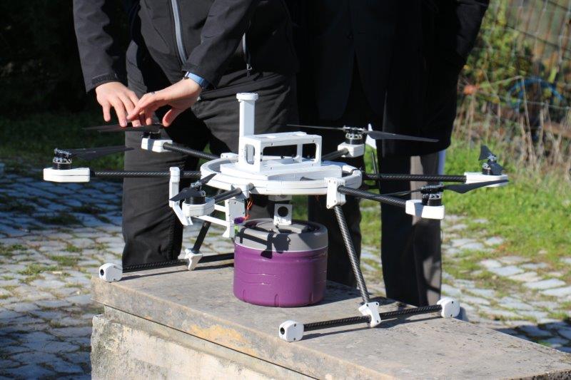 Projeto-piloto com recurso a drone entrega refeições a septuagenário de Podentinhos