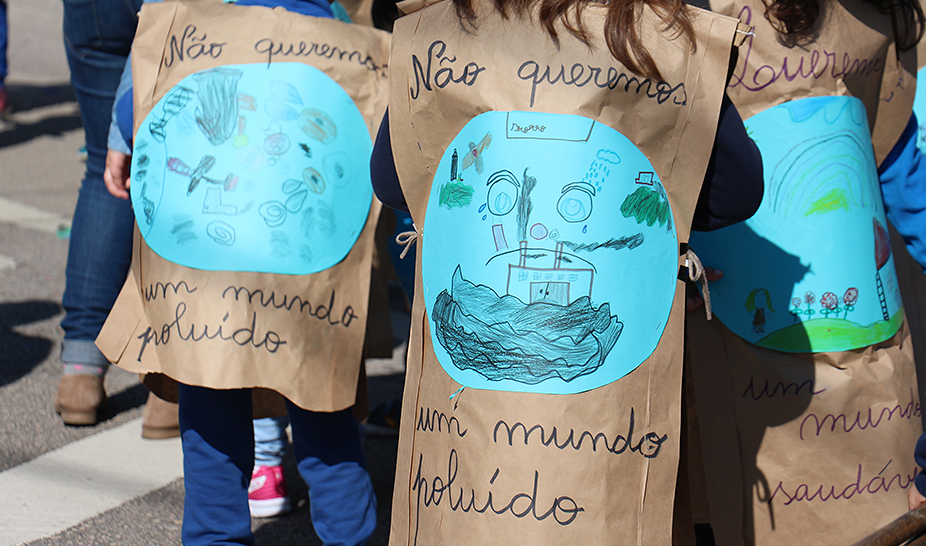 Desfile com materiais recicláveis celebra o Carnaval