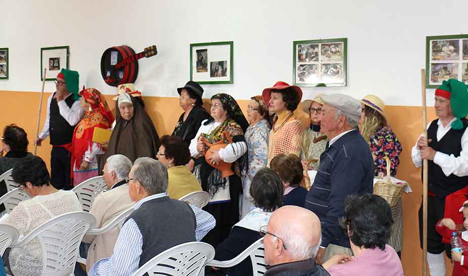 Grupo coral e grupo de teatro sénior enchem centro cultural de St. Amaro