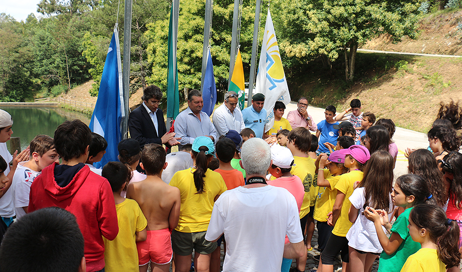 Azul e Acessível hasteada na Louçainha