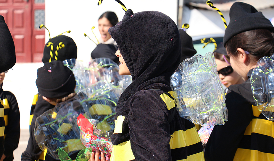 Desfile com materiais recicláveis celebra o Carnaval