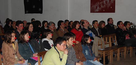 Público com os narizes vermelhos