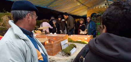 Visitantes no interior do presépio