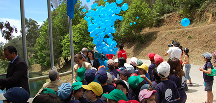 largada de balões após o hastear da bandeira azul
