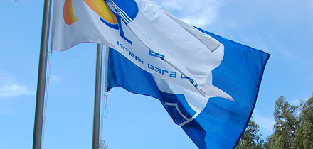 Bandeira de praia acessível e bandeira azul