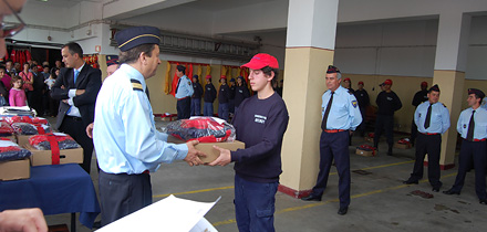 Entrega dos uniformes aos novos bombeiros