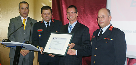 Cerimónia de entrega dos certificado e bandeira