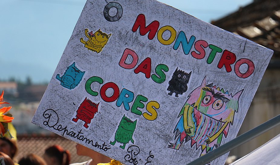 Desfile com materiais recicláveis celebra o Carnaval