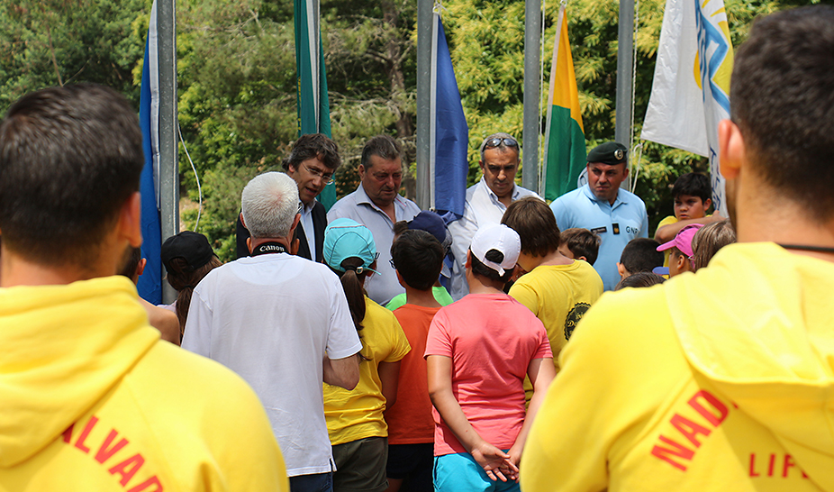 Azul e Acessível hasteada na Louçainha