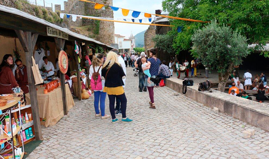 Saltimbancos e mercadores invadiram o castelo de Penela