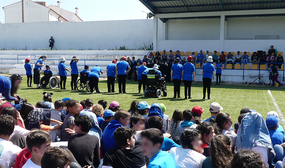 Crianças de Penela formaram Laço Azul Humano