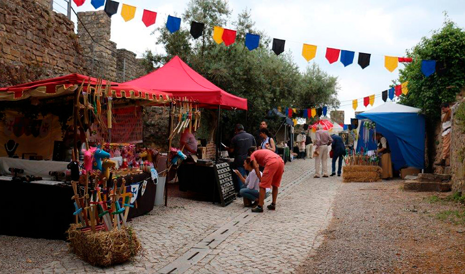 Saltimbancos e mercadores invadiram o castelo de Penela