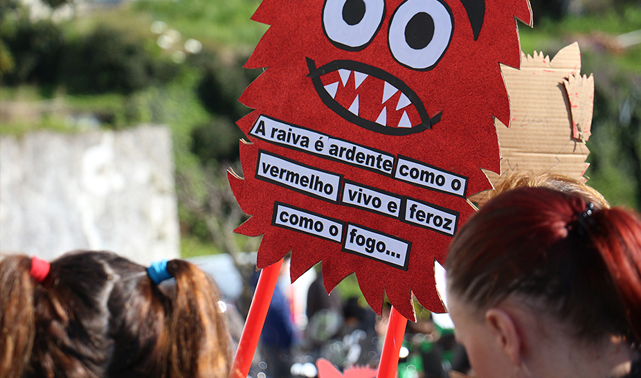 Desfile com materiais recicláveis celebra o Carnaval