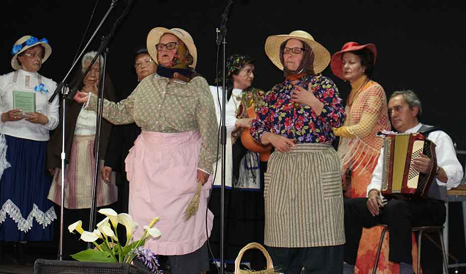 Grupo coral e grupo de teatro sénior enchem centro cultural de St. Amaro