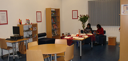 utentes da biblioteca a lerem livros