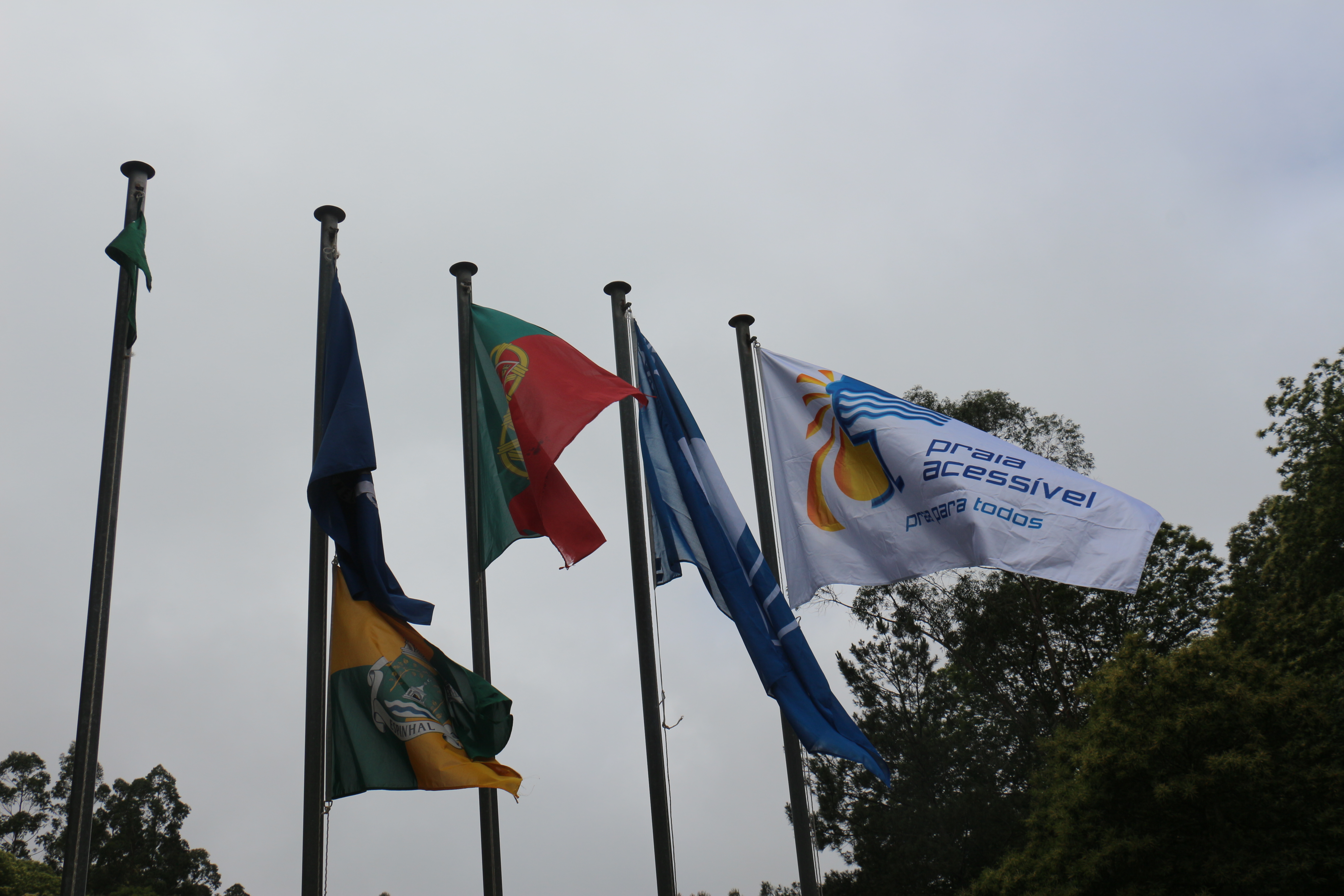 Hastear da Bandeira Azul e Praia Acessível na Praia da Louçainha