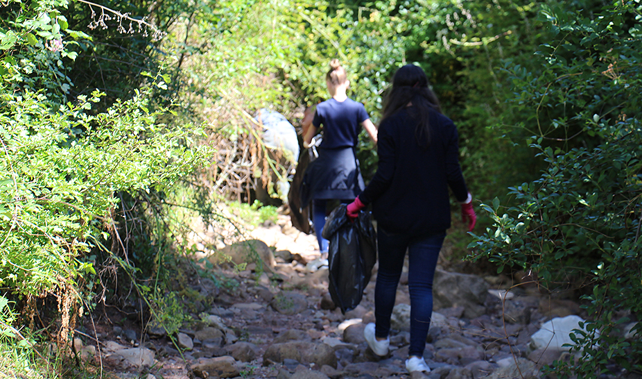 Jovens Penelenses limpam afluente do rio Dueça