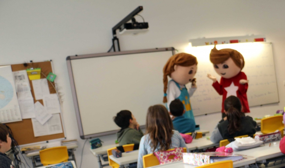Alunos do 4º ano receberam visita das mascotes “Gaspar e Inês”
