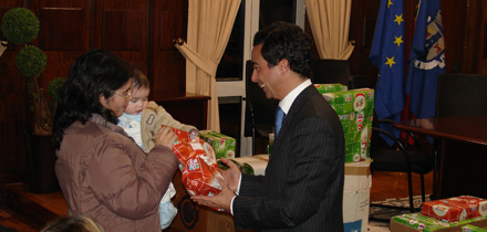 Sr. Presidente entrega prenda a bébé