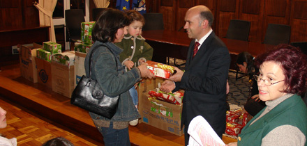 Sr. Vereador António Alves entrega prenda a criança
