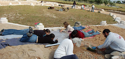 Jovens nas escavações