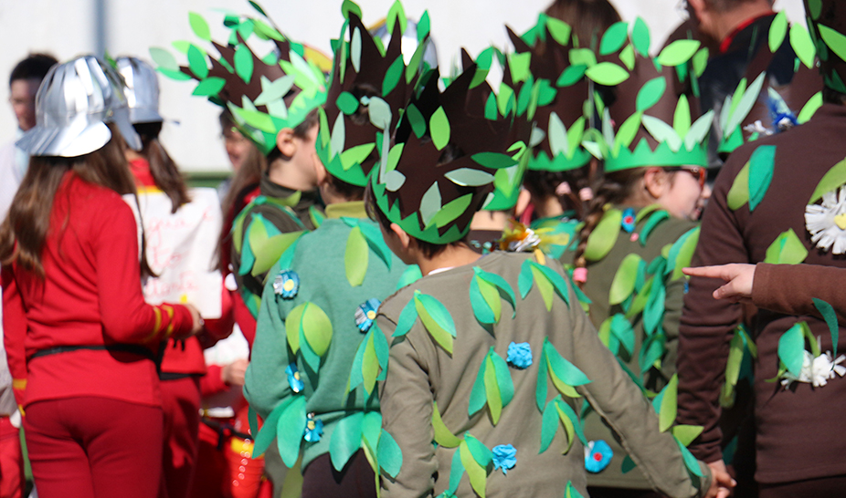 Desfile com materiais recicláveis celebra o Carnaval
