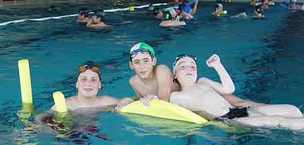 três crianças na piscina