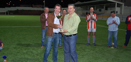 Trega de troféu ao representante da Equipa vencedora, Sta. Eufémia
