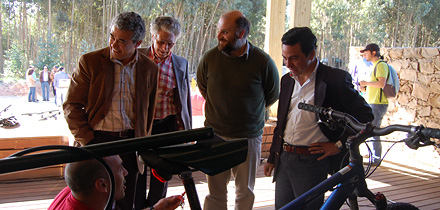 Ilustres recebem instruções do funcionamento da máquina